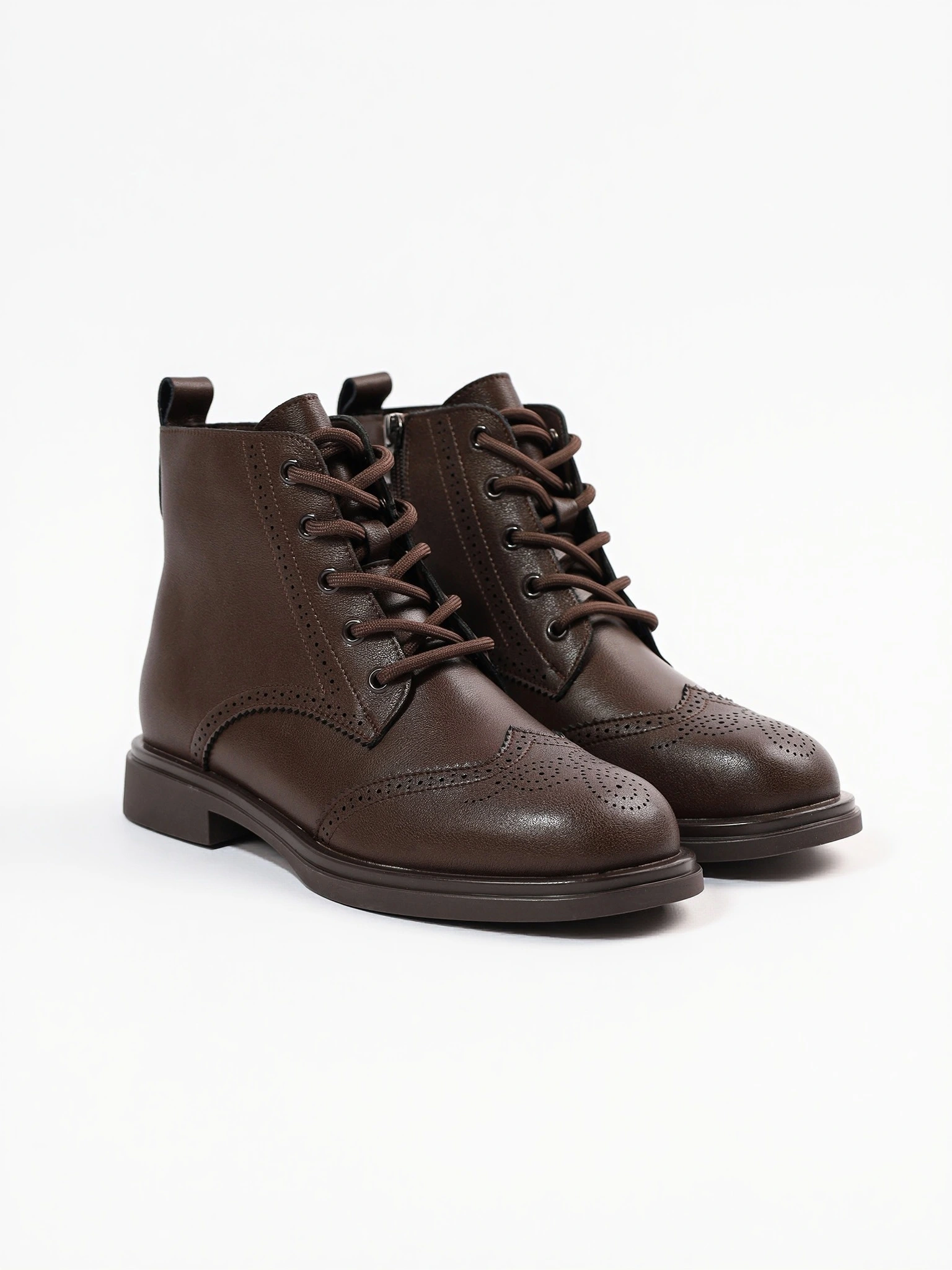 Ботинки-дерби коричневого цвета с декоративной перфорацией из натуральной кожи